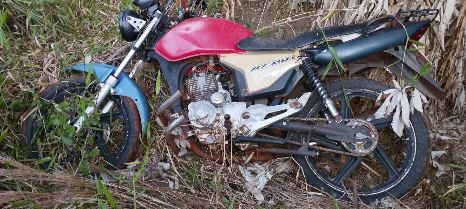 La motocicleta de la víctima fue hallada en una zanja.