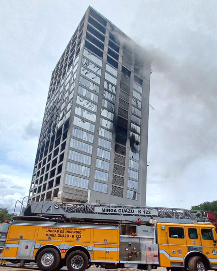 edificio en llamas