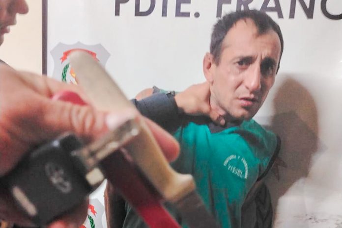 amenaza con cuchillos