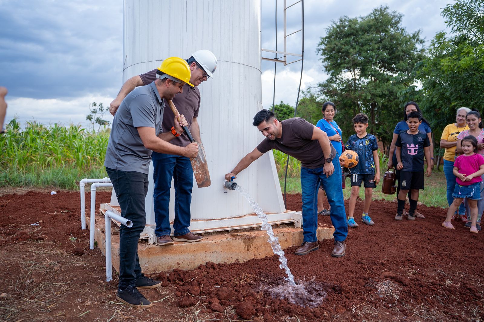 Municipalidad habilita obras de agua potable y empedrado en el Km 12 Acaray