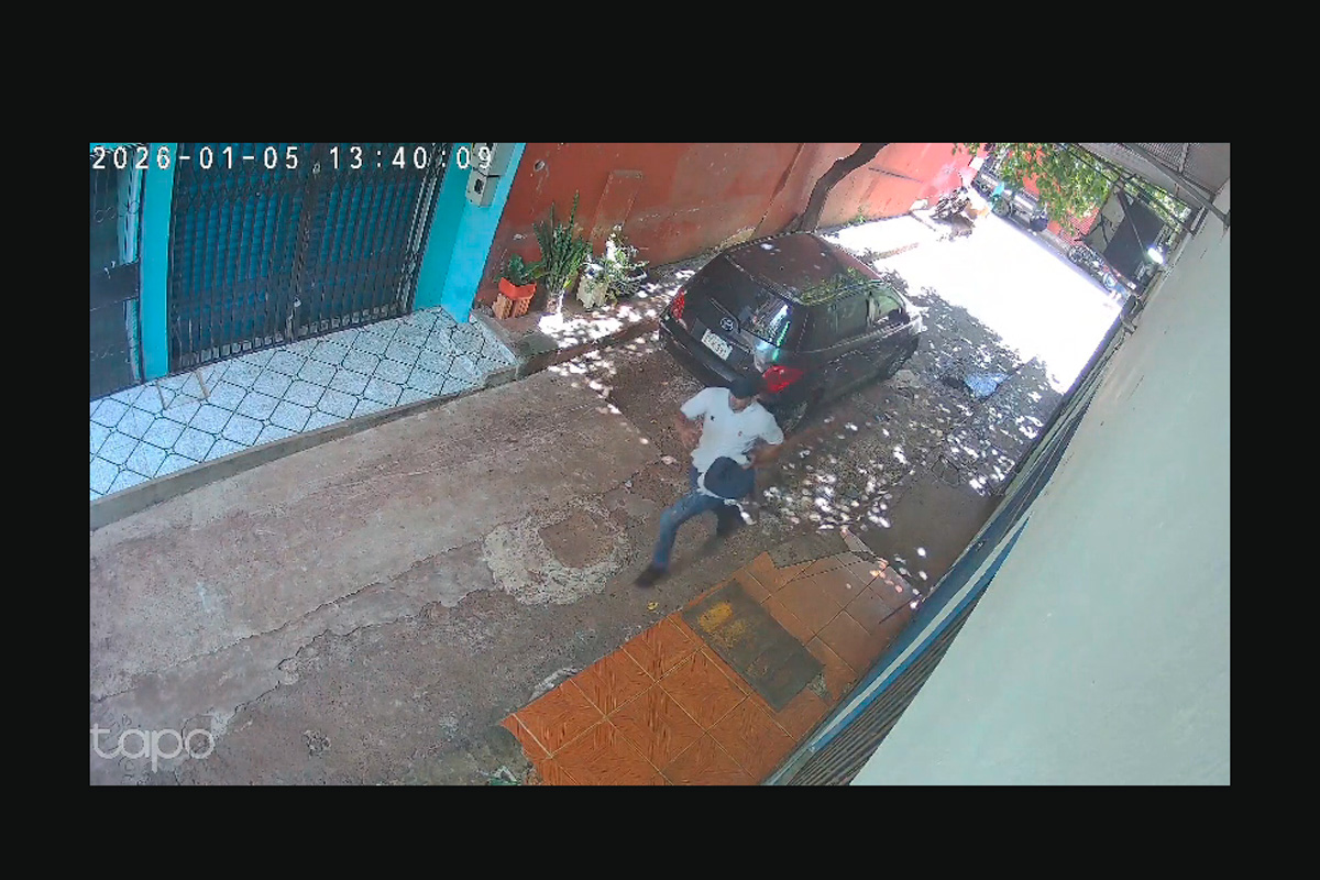 Asaltantes dejan caer arma durante robo