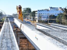 Viaducto del km 10 avanza con montaje de vigas prefabricadas